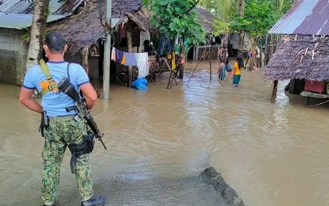 1045 / 5000 Translation results More than 450 families in Bicol celebrated the New Year despite floods