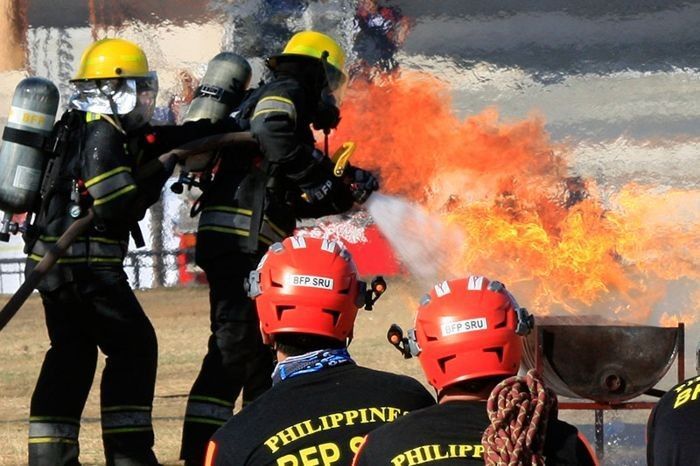 Ang mga myembro ng Emergency Medical Services mula sa Bureau of Fire of the Philippines ay nagsagawa ng simulation sa pagsagip ng mga biktima ng insidente ng sunog sa pagsisimula ng buwan ng pag-iwas sa sunog sa Quirino Grandstand sa Luneta noong 2018.