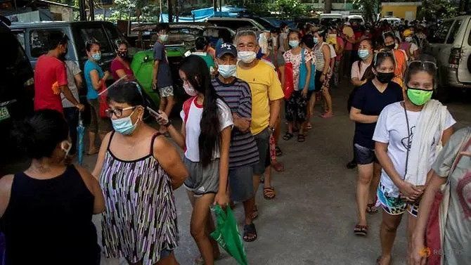 Pumila ang mga tao para sa libreng pagkain mula sa isang pantry ng komunidad sa gitna ng paglaganap ng COVID-19 sa Lungsod ng Quezon, Metro Manila, noong Abril 23, 2021. (Larawan ng file: Reuters / Eloisa Lopez)