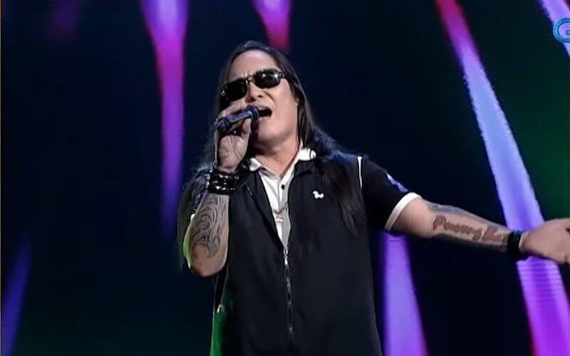 Kuha ni Renee "Alon" dela Rosa habang kinakanta ang kanyang hit song "Pusong Bato."