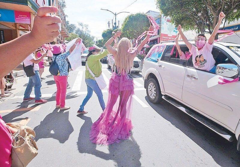 Humigit-kumulang 100 sasakyan ang nagsalubong sa Session Road sa Baguio City noong Oktubre 23 para sumali sa isang nationwide caravan bilang suporta sa presidential bid ni Vice President Leni Robredo at ng kanyang running mate na si Sen. Francis Pangilinan.