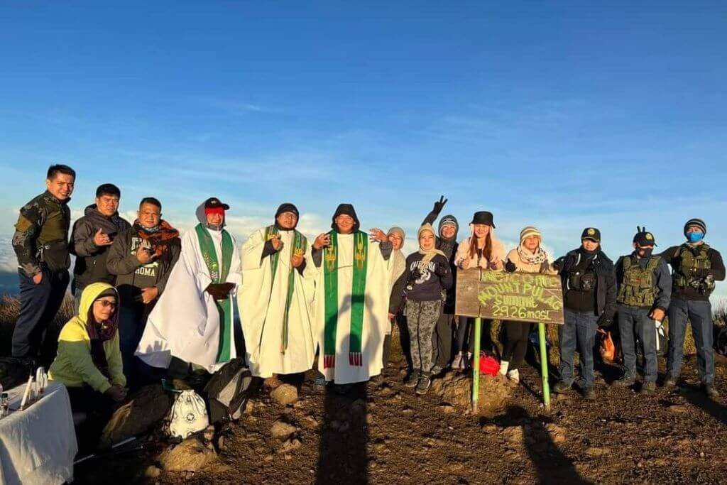 bishop-holds-mass-at-mount-pulag-3-1024x683