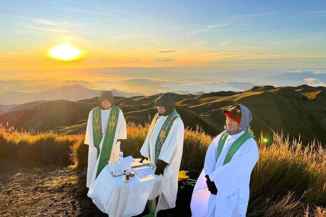 bishop-holds-mass-at-mount-pulag